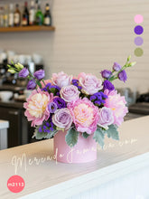 Arreglo de Peonías Rosas y Rosas Lavanda en Base Rosa